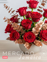 Clásica Pasión: 12 Rosas Rojas con Follaje Dólar Bronce